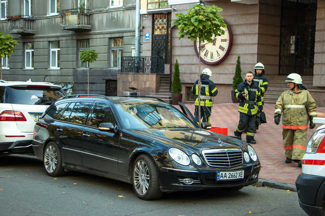 В центре Киева мужчина умер за рулем едущего Mercedes