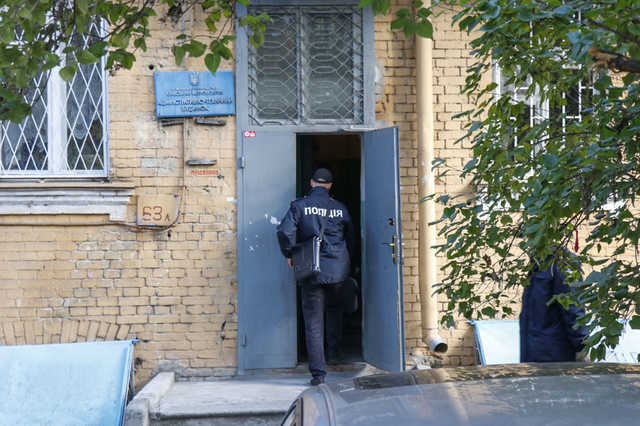 В центре Киева мужчина повесился на батарее в парадном