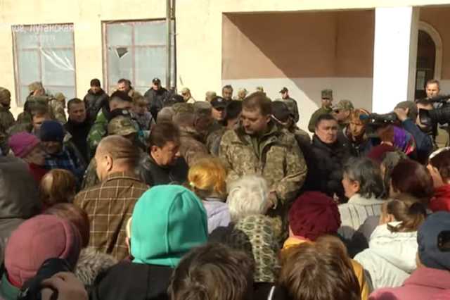 "Здесь будет помойная яма!" Жители Луганщины вышли на митинг из-за разведения войск