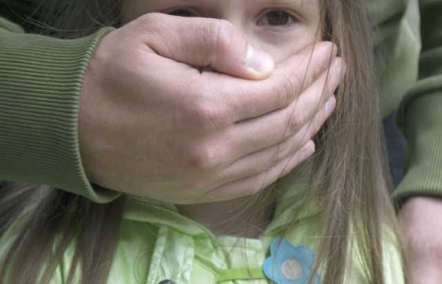 Обещал деньги и подарки: на Сумщине мужчина год развращал подростков