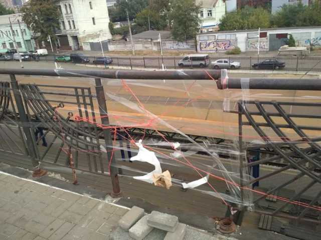 В Киеве мост «починили» скотчем и нитками