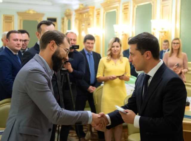 Новым членам ЦИК вручили удостоверения