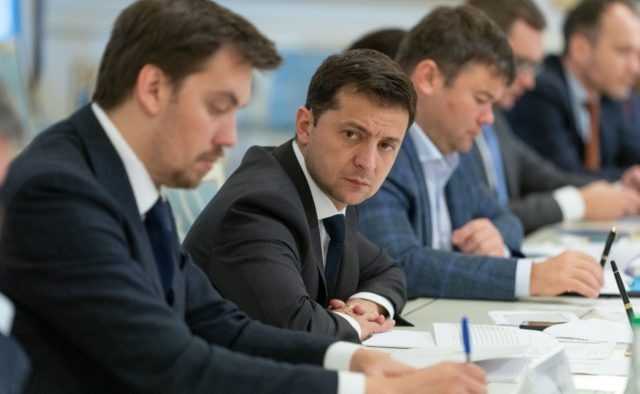 Зеленский срочно созвал силовиков из-за проблемных кредитов