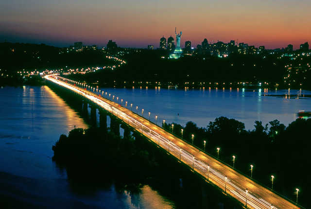 У Києві вночі “мінували” міст Патона: поліція затримала п’яного порушника