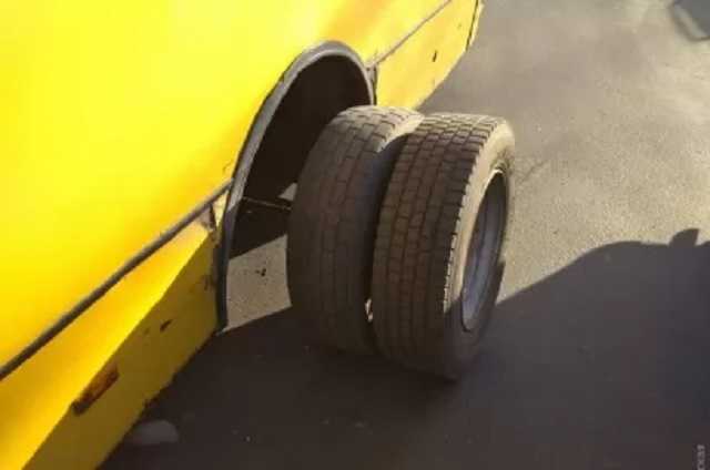 У маршрутки із пасажирами на ходу відлетіли колеса