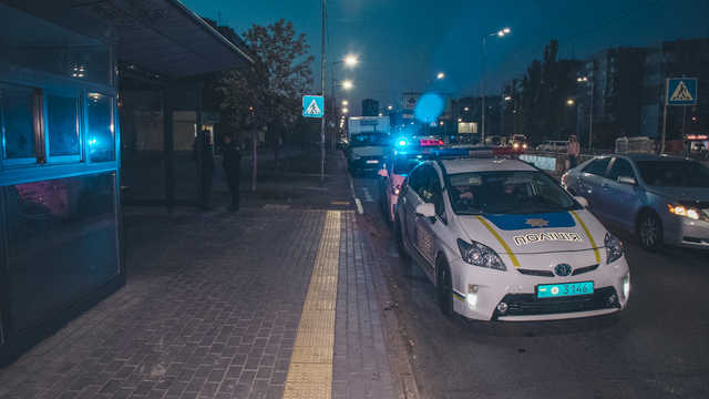 В Киеве на Ревуцкого женщина умерла на автобусной остановке