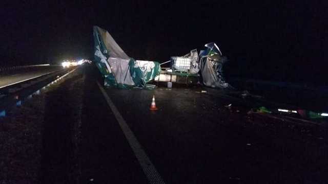 На трассе под Киевом столкнулись две фуры: пострадал пассажир