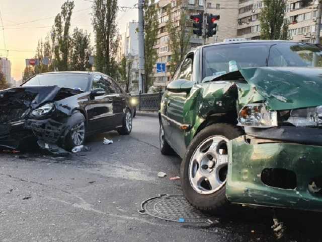 В центре Киева столкнулись две «евробляхи», есть пострадавшие