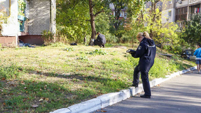 В Киеве под балконом 9-этажки нашли разлагающийся труп мужчины