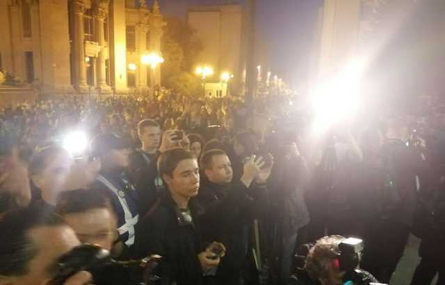 Майдан в дыму, жгут файеры: как проходят протесты в Киеве