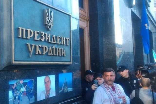 "Правый сектор" обклеил Офис Президента портретами погибших воинов