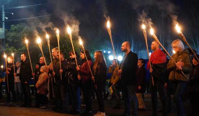 Смолоскипна хода об’єднала мешканців прифронтових міст Донеччини