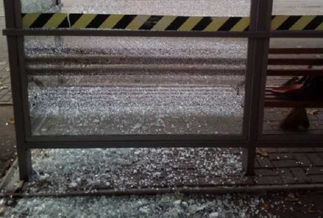 В Николаеве вандалы разбили новую остановку