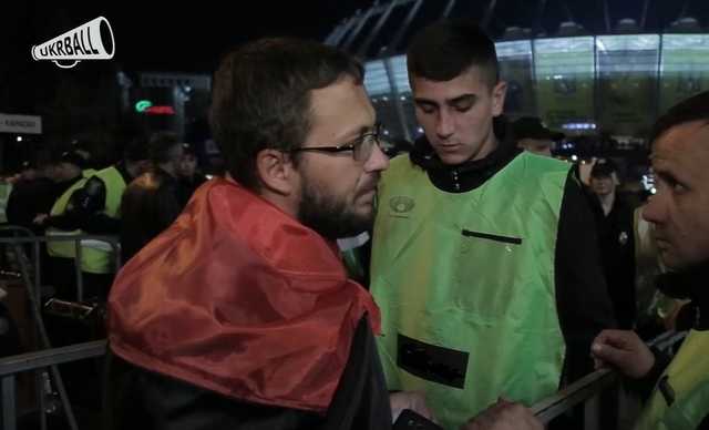 На матч Украина — Португалия не пускали болельщиков с красно-черными флагами