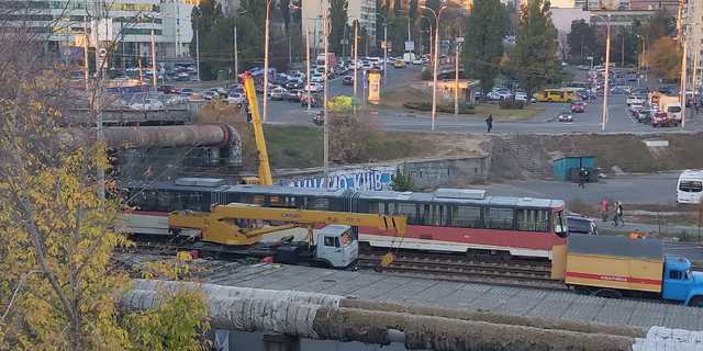 В Киеве скоростной трамвай сошел с рельс