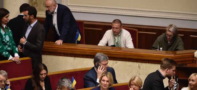 Порошенко вслед за Зеленским показал свой новый iPhone. У экс-президента больше