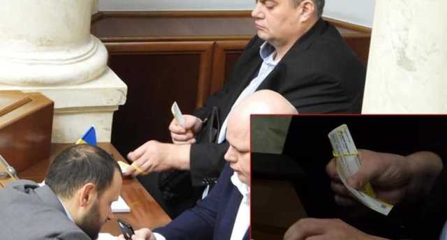 «Может быть заглянешь в наш вечерний квартал…»: Юзик переквалифицировался из комика в кассиры