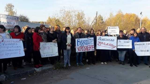 В Житомирской области педагоги перекрыли международную трассу, требуя выплатить задолженность по зарплатам