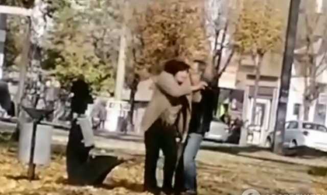 Под Днепром злобный мужчина на глазах у всех расправился с женщиной