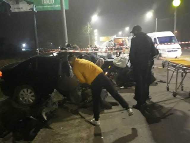 В Николаеве патрульные на Opel врезались в столб: один погиб, другой пострадал