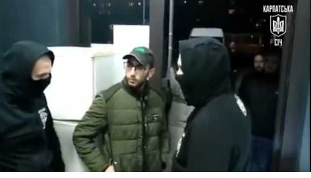 “Погрожував вбити українку”: ветерани АТО поставили на коліна араба та змусили вибачитись