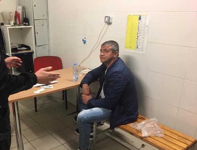 В Киеве мужчина пытался выйти из магазина в украденной обуви