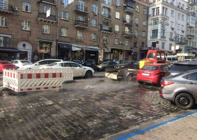 Кипяток под ногами: на одной из центральных улиц Киева прорвало трубу