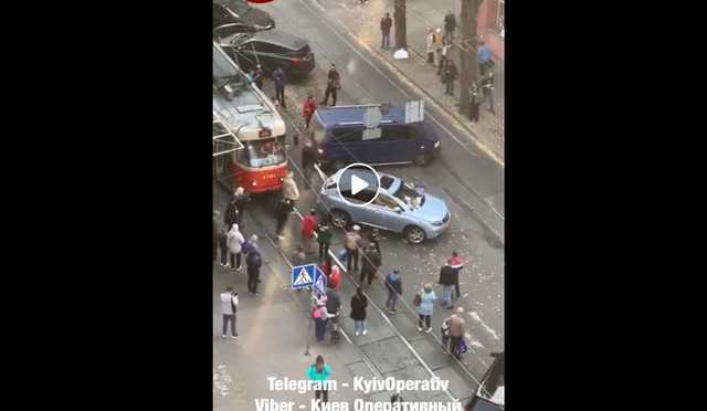 У Києві чоловік самотужки “евакуював” Lexus порушника