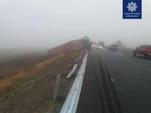 На трассе Киев — Одесса фура влетела в отбойник: сделано важное предупреждение