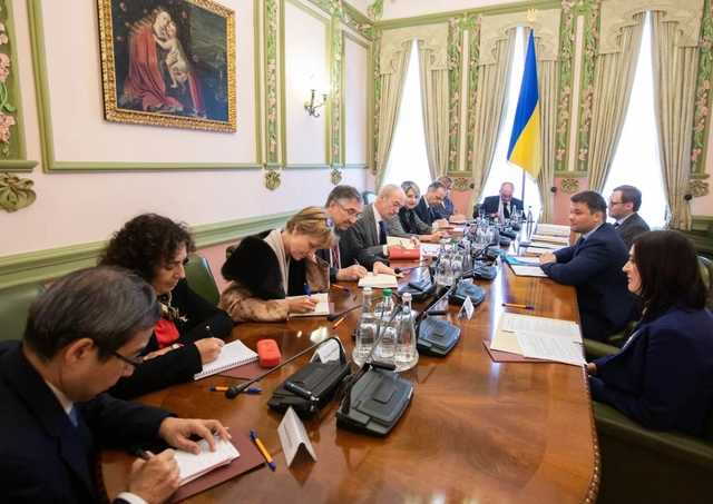 Конституционный переворот: Эксперты о громком заявлении ОП по «ПриватБанку»