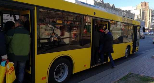 «Выходи нах*й, дура!» В Киеве кондуктор набросилась на пассажирку, обматерив ее
