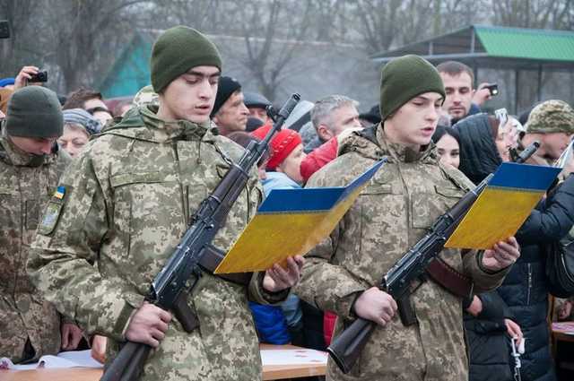 С весны планируют возобновить призыв в армию с 18 лет