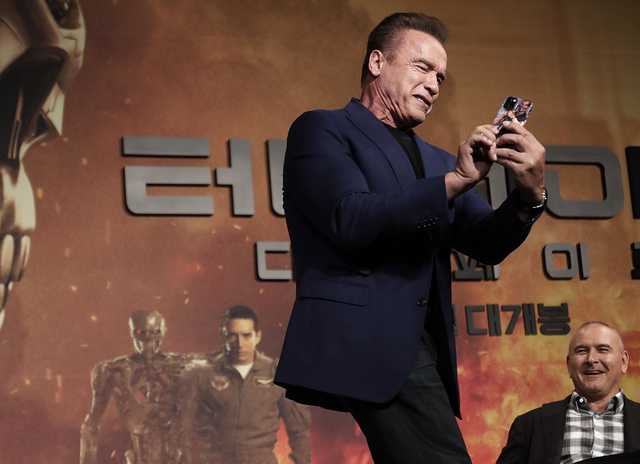 Шварценеггер пошутил над камерой нового iPhone