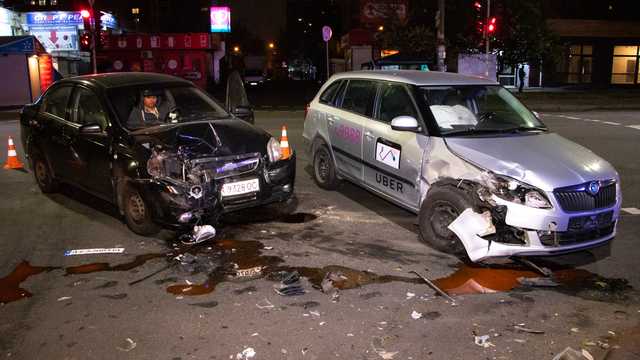 В Киеве на Харьковском шоссе столкнулись два такси: пострадали четыре человека