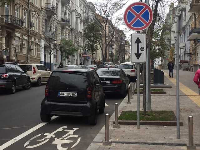 В Киеве наглые "герои парковки" захватили велодорожку: сеть разгневали фото