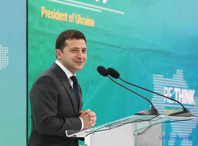 Зеленский в Мариуполе сравнил украинскую экономику с компанией Apple