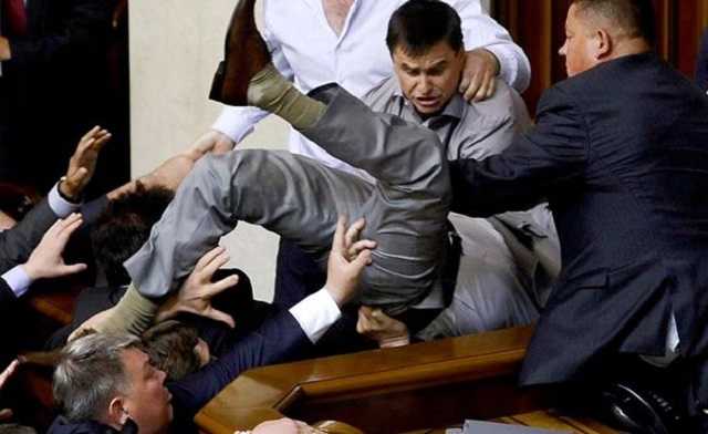 Украину сознательно погружают в хаос — политолог