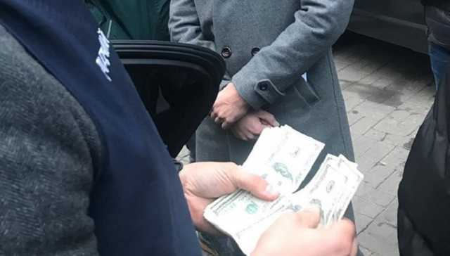 Главный специалист Нацбанка попался на взятке рядом с офисом