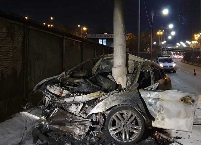 В Киеве автомобиль въехал в столб и загорелся