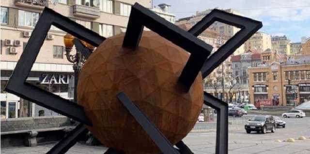 У Києві на місці пам’ятника Леніну встановили нову скульптуру