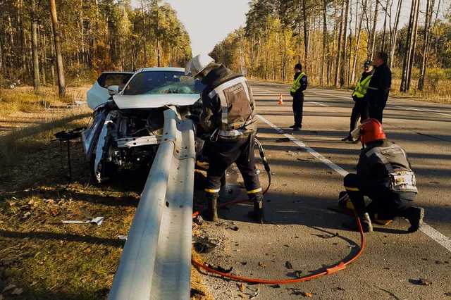 Под Киевом Nissan напоролся на отбойник: есть жертвы