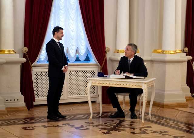 Опубликовано фото, как Зеленский стоит перед сидящим генсеком НАТО