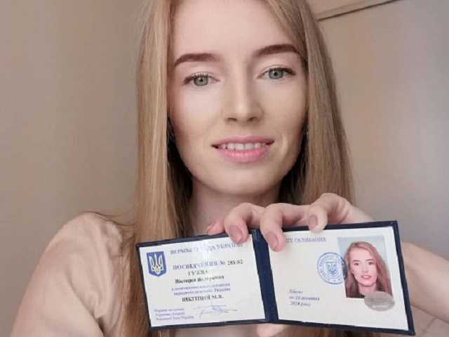 22-летняя помощница скандального "слуги народа" Тищенко засветила в Раде новый iPhone