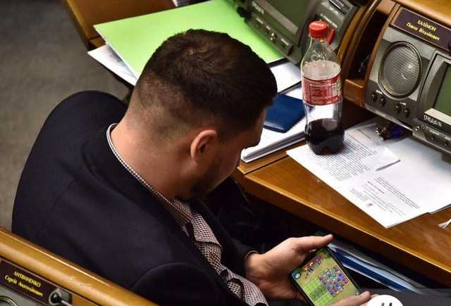 Слуга народа Халимон провел все заседание Рады играя в тетрис