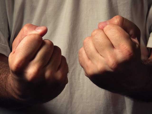 В Киеве из-за мнимого долга мужчину вытащили из машины и избили