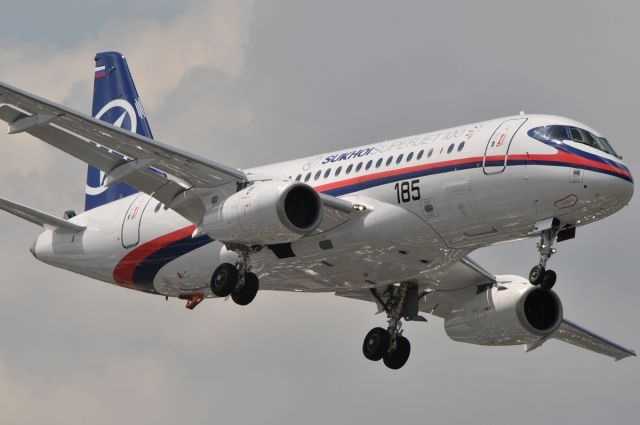 В російського літака SuperJet 100 відмовив двигун в польоті