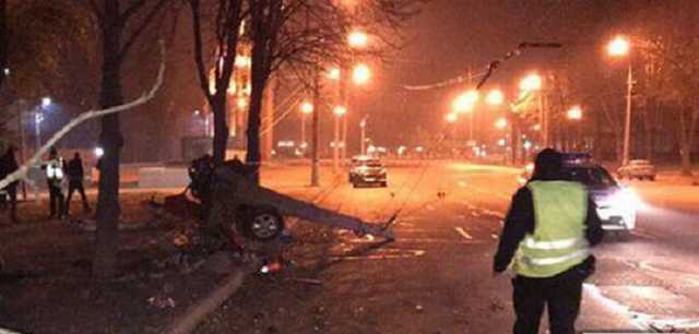 В центре Кривого Рога авто разорвало после столкновения со столбом
