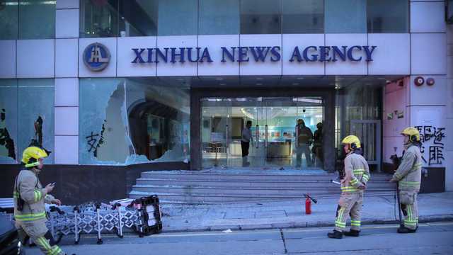 В Гонконге протестующие разгромили здание информагентства “Синьхуа”