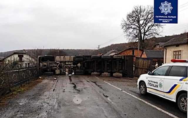 На Тернопольщине фура перевернулась и полностью перегородила дорогу