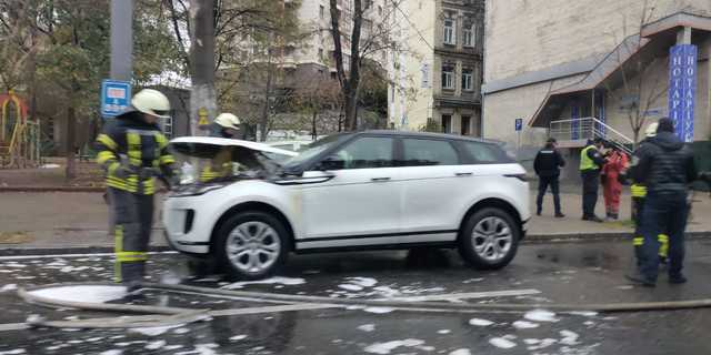 В центрі Києва горів Range Rover